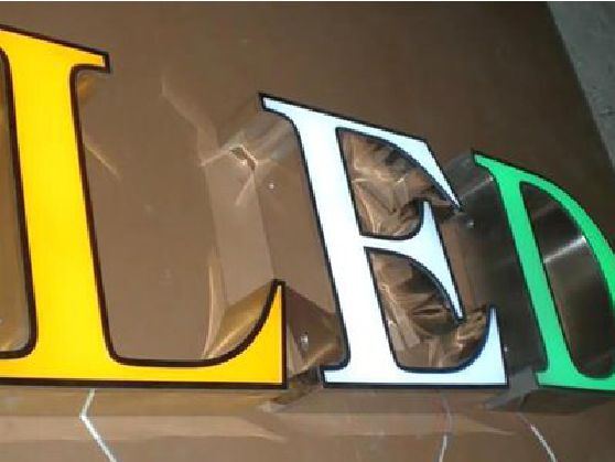 鹤峰介绍LED招牌的基础知识。